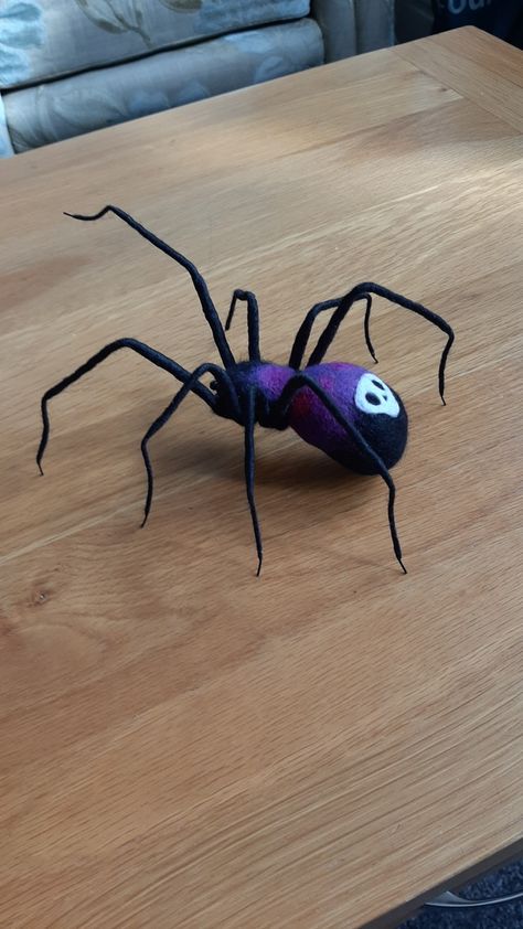 Black spider on a table with purple and pink colours on its back and a stylised skull pattern in white on it abdomen Felt Moth, Felted Spider, Bug Display, Diy Snack Bag, Bug Box, Paper Mache Projects, Needle Felting Tutorial, Fairy Art Dolls, Bug Art