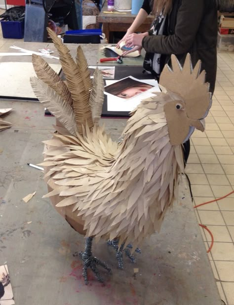 Chinese Paper Folding, Cardboard Art Projects, Cardboard Art Sculpture, Cardboard Animals, Paper Folding Art, Paper Mache Animals, Holiday Wreaths Diy, Chicken Crafts, Cardboard Sculpture