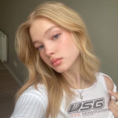 Girl Icons, Blonde Girl, Pretty Face, Aesthetic Girl, Maquillaje De Ojos, Makeup Inspiration, Lany, Blue Eyes, Hair Inspo