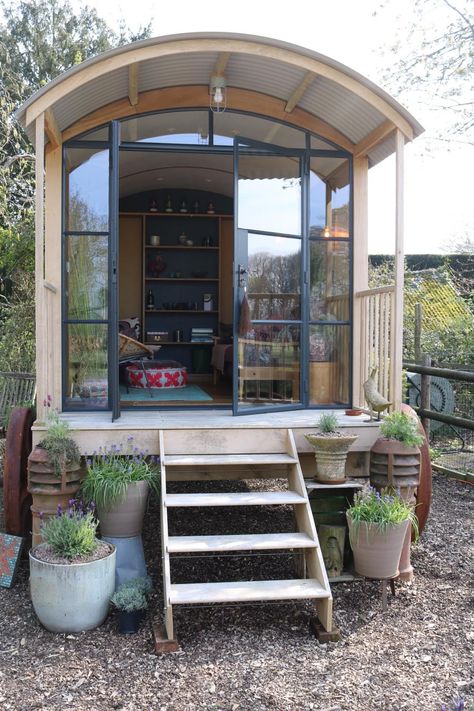 Garden Huts, Shepherd Hut, Hut House, Tiny House Inspiration, Shepherds Hut, Garden Office, Tiny House Living, Tiny House Design, Tiny Living