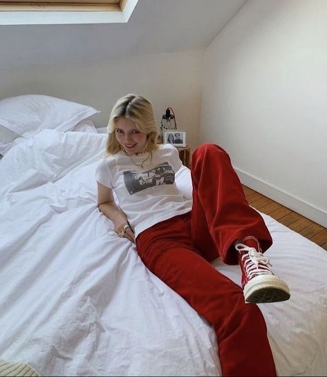 Red Jeans Outfit, Outfit Pantalon Rojo, Red Converse Outfit, Red Top Outfit, Red Shoes Outfit, Red Pants Outfit, White Shoes Outfit, Red And White Outfits, White Pants Outfit