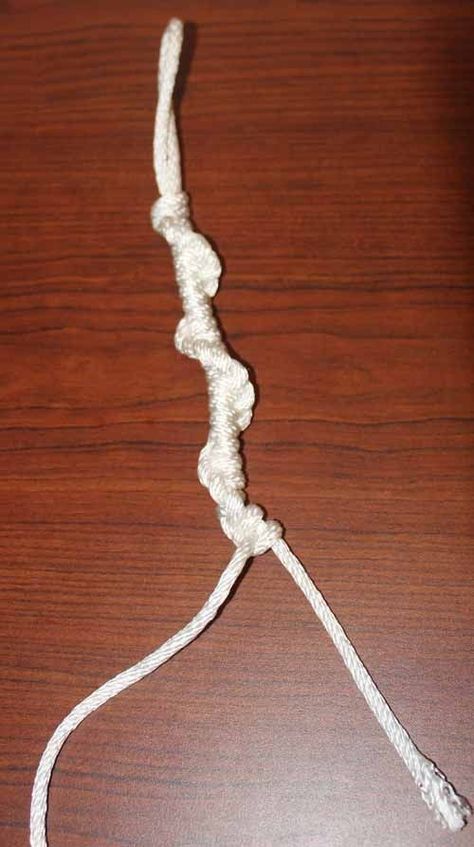 How to make a half hitch spiral knot with cord Half Hitch Spiral Bracelet Tutorial, Half Hitch Spiral Bracelet, Half Hitch Knot Bracelet, Knot Tying Tutorial, Surgeons Knot, Spiral Knot, Half Hitch Knot, Free Macrame Patterns, Spool Knitting