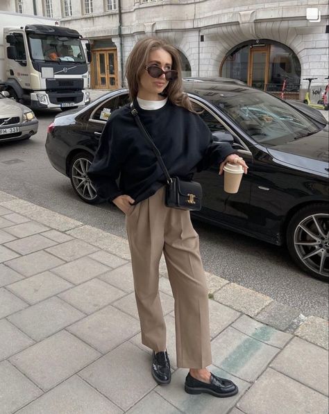 Camel Trousers Outfit, Loafers Outfit Winter, Cream Trousers Outfit, Cream Knitwear, Loafers Outfit, Brown Trousers, Business Casual Outfits For Work, Shoes Bag, Layering Outfits