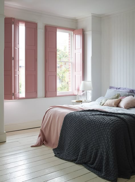 What Shutter Style Is Best For Your Windows? — MELANIE LISSACK INTERIORS Bedroom Ideas Cosy, Modern Vintage Bedroom Ideas, Pink Shutters, Modern Vintage Bedroom, Bedroom Shutters, Shutters Interior, Interior Window Shutters, 80s Interior, Custom Shutters