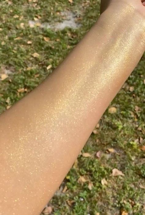 Sparkling Skin Aesthetic, Glitter Skin Aesthetic, Body Shimmer Aesthetic, Body Glitter Aesthetic, Pearlescent Skin, Gold Body Glitter, Body Sparkles, Shimmer Aesthetic, Skin Glitter