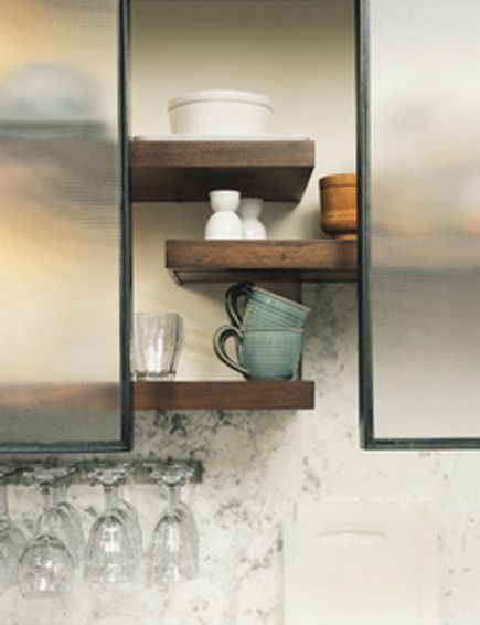 cool shelving Marble Backsplash Kitchen, Casa Cook, Minimal Kitchen, Glass Cabinet Doors, Industrial Kitchen, Kitchen Shelves, Sliding Glass Door, Glass Shelves, Kitchen Renovation