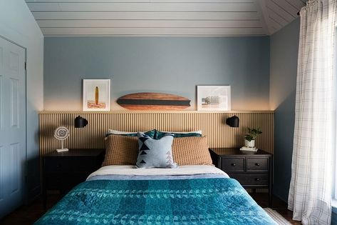 For this bedroom, our client (a 5 year old boy) requested a surfer themed room! We brought in some of those elements to create a surfer vibe, and we just love how this sweet room turned out. Other than furnishings and decor, we also added a backlit headboard, hard-wired sconces for reading nightlights, added shiplap on the ceilings, and painted the whole room! Project: Brick Manor Design: @atxinteriordesign Photos: @madelineharperphoto #boysroom #boysroomdecor #coastaldecor #beachhouse #s... Surf Inspired Bedroom, Zara Bedroom, Surfer Kids Room, Backlit Headboard, Boy Headboard, Surf Bedroom, Surfer Room, Surfer Vibe, Painted Headboard