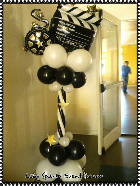 Hollywood balloon decor Oscar Party Decorations, Hollywood Theme Party Decorations, Hollywood Decorations, Prom Balloons, Balloon Table Centerpieces, Hollywood Birthday Parties, Balloon Pillars, Movie Night Theme, Balloon Arch Decorations