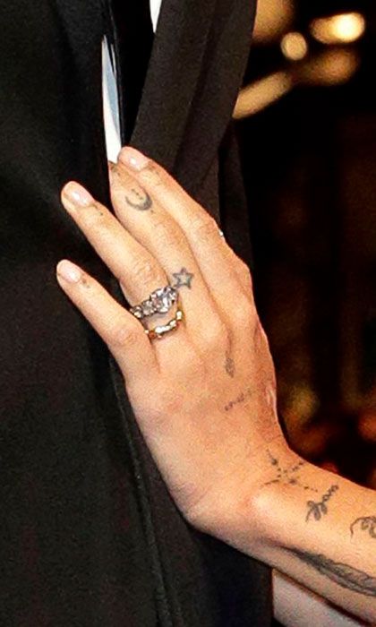 Zoe Kravitz Wedding, Zoe Kravitz Tattoos, Karl Glusman, Simple Hand Tattoos, Mean Girls Outfits, Lip Gallagher, Vintage Tattoo Design, Father Tattoos, Cursive Tattoos