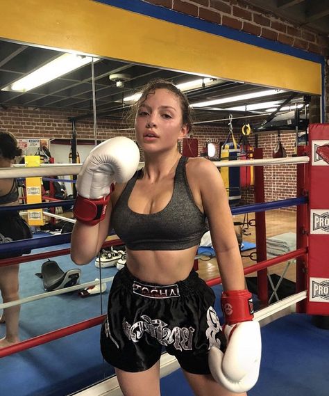 Kickboxing Women, Teen Boxing, Boxing Clothes, Mma Girls, Boxers Women, Trening Sztuk Walki, Female Boxers, Female Martial Artists, Boxing Girl