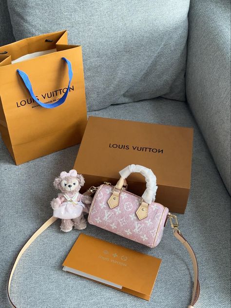 TOP  quality  goods  from  China.Watches.clothes.bags.shoes.belts and jewelries.Worldwide shipment.More  details and prices.WhatApp/Telegram:+8615819904771 Louis Vuitton Mini Bag, Louie Bag, Most Expensive Bag, Expensive Purses, Sac Louis Vuitton, Expensive Bag, Dream Bags, Models Off Duty Style, Winter Wardrobe Essentials