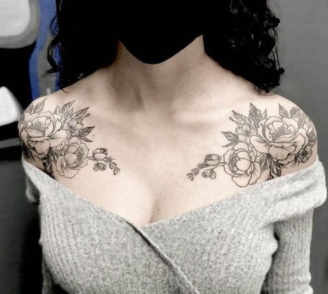 Black and white rose shoulder tattoos by @dave.watts_.tattoos Meaningful Shoulder Tattoos For Women, Meaningful Shoulder Tattoos, Shoulder Rose Tattoo, Women Thigh Tattoo, Beautiful Shoulder Tattoos, Tattoo Back Tattoo, Match Tattoo, Feminine Shoulder Tattoos, Front Shoulder Tattoos