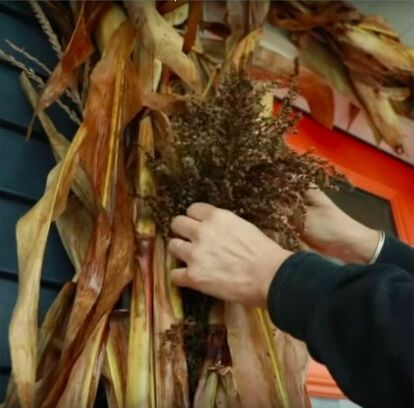 To create an enchanting look for your fall front door decor, all you need are some corn husks. Here's how we created a festive feature for our porch. Outdoor Fall Decor With Cornstalks, Corn Stalks Front Porch Fall Decorating, Fall Decorating With Corn Stalks, Fall Corn Stalk Decor Front Porches, Corn Husk Porch Decor, Corn Shocks Front Porches, Corn Stocks On Porch, How To Decorate With Corn Stalks, Cornstalk Decor Front Porch