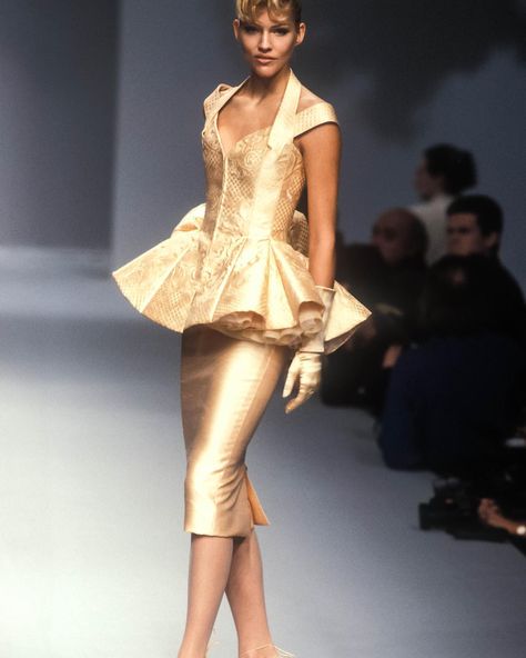 Virtual Diary on Instagram: “Jean Louis Scherrer Spring/Summer 1996 Haute Couture is EVERYTHING. brb need to pick my jaw up off the floor🤤” Vintage Chanel Runway, Jean Louis Scherrer, Vintage Haute Couture, 90s Glam, Chanel Runway, Runway Fashion Couture, Vintage Runway, Mode Chanel, Claudia Schiffer