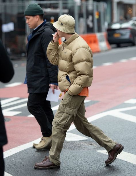 Jacket Men Fashion, 80s Fashion Men, New York Fashion Week Men, Down Jacket Men, Ny Outfits, 일본 패션, American Casual, Mens Outfit Inspiration, Jackets Men Fashion