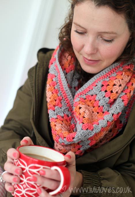 Crochet-grannysnood from Lulu Loves. Several photos of finished granny square snood-scraf. Loose idea for pattern in comment section. " 7 squares x 4 rows, add a few rows of doubles or trebles to the top and bottom of your rectangle and then join the ends to make a tube." Love this idea Granny Square Cowl, Bright Crochet, Snood Pattern, Granny Square Scarf, Crochet Lingerie, Crochet Basket Pattern Free, Granny Square Crochet Patterns Free, Snood Scarf, Debbie Bliss