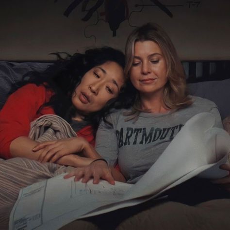 Cristina And Meredith, Meredith And Christina, Greys Anatomy Actors, Meredith Grey's Anatomy, Sister Wallpaper, Christina Yang, Grey's Anatomy Doctors, Nurse Aesthetic, Dark And Twisty