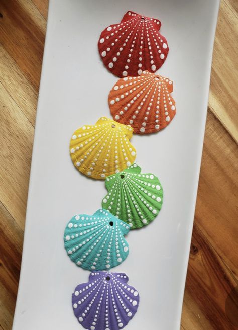 What To Do With Seashells, Scallop Shell Craft, Seashell Art Diy, Sea Shells Diy, Aloha Vibes, Seashell Projects, Art Coquillage, Shells Diy, Seashell Ornaments