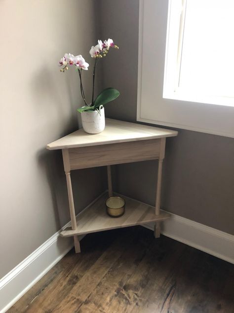 Small Corner Entry Table, Landing Corner Ideas, Small Corner Tables For Bathroom, Stair Landing Console Table, Stairway Corner Decor, Stair Landing Corner Decor, Table On Stair Landing, Corner Landing Ideas, Too Of Stairs Landing Decor