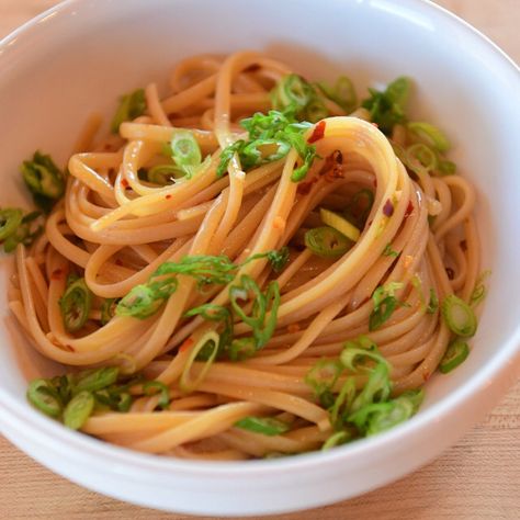 Ree Drummond Chili, Ginger Noodles, Chili Noodles, Spicy Asian Noodles, Ginger Asian, Chili Pasta, Spicy Noodles, Asian Noodles, Noodles Recipe