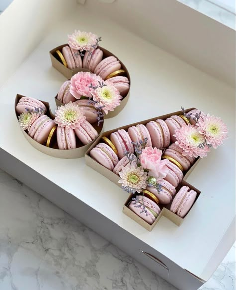 Macaroon And Flower Cake, Macaron Number Cake, Macaroon Cake Wedding, Maccarone Cake, Macroon Cake Ideas, Cafe Deserts, Easy Macaroons Recipe, Macaroon Cake, Number Birthday Cakes