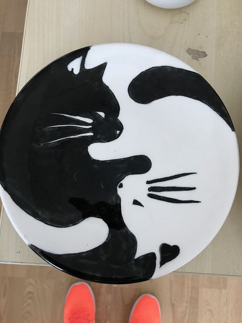 Color Me Mine Ideas Plates, Simple Ceramic Painting Ideas, Ceramic Project Ideas, Ceramic Plates Designs, Clay Cafe, Black Cat Painting, Ceramic Cafe, Coil Pottery, Diy Pottery Painting