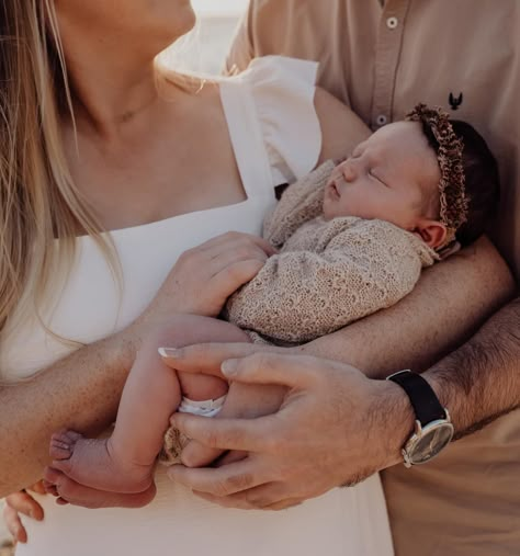 Baby Cayla🧸 This time of the year is perfect for outdoor newborn sessions, it’s not too cold, the sunsets are early & the sky is beautiful. If you’re not into the studio newborn vibes, then outdoor sessions might be just what you’re looking for! #perthlifestylephotographer #perthmums #maternity #perthmaternityphotographer #perthmaternityphotography #perthmaternityphotos #perthmaternityshoot #sunset #sunsetphotoshoot #perthpregnancyphotographer #perthisok #perthlife #locationsession #naturall... Outdoor Newborn Photography Family, Newborn Outdoor Photoshoot, Newborn Outdoor Photography, 6 Month Baby Pictures, Newborn Photography Outdoor, Outdoor Newborn Photos, Outdoor Newborn Session, Mom And Newborn, Outdoor Newborn Photography