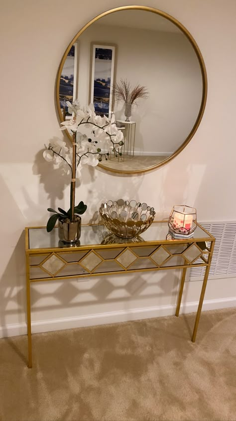 Gold Mirror Console Table, Gold Entryway Table Decor, Room Dressing Table Ideas, Dressing Table Unit, Dressing Table Ideas Modern, Entry Table Styling, Dressing Table Black, Black Dressing Table, Room Dressing Table