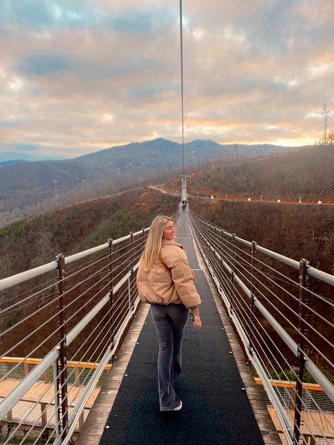 #gatlinburg #tennessee #skybridge #winter #mountains #travel #picinspo #photography Winter In Gatlinburg Tennessee, Winter Gatlinburg Outfit, Smoky Mountains Picture Ideas, Gaitlandburg Tennessee Outfits, Gatlinburg Tn Outfits, Gatlinburg Picture Ideas, Gatlinburg Instagram Pics, Gatlinburg Outfits Spring, Gatlinburg Tennessee Pictures