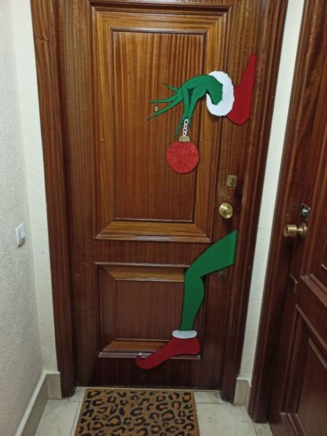 Dekoratívne Vence, Grinch Crafts, Christmas Door Decorating Contest, Grinch Christmas Party, Door Decorating Contest, Grinch Christmas Decorations, Decor Ideas Bedroom, Easy Christmas Decorations, Fun Christmas Decorations