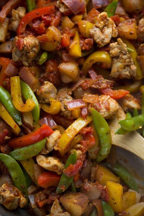 Healthy Chicken Skillet with Cajun Potatoes and Veggies Healthy Chicken Skillet, Chicken Potato Skillet, Mexican Chicken Breast Recipes, Garlic Butter Chicken And Potatoes, Butter Chicken And Potatoes, Dinner Reciepes, Potato Skillet Dinner, Roasted Potato Salad, Potatoes And Veggies