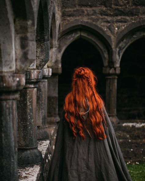 Red Hair Princess, Red Headed League, Medieval Witch, Redhead Art, Closet Cosplay, Medieval Aesthetic, Princess Core, Fairy Fashion, Witch Aesthetic