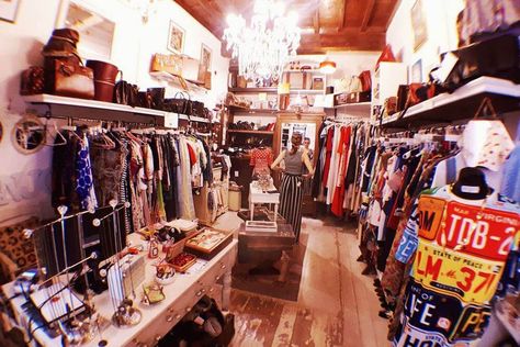 Florence Shopping, Florence Fashion, Shopping In Italy, Siena Italy, Florence Tuscany, Second Hand Shop, Vintage Clothing Stores, Resale Shops, Italy Fashion