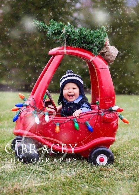 Diy Cozy Coupe Makeover, Christmas Cozy Coupe, Christmas Baby Pictures, Baby Christmas Photos, Family Projects, Christmas Cozy, Baby Fotografie, Lights Ideas, Cadeau Parents