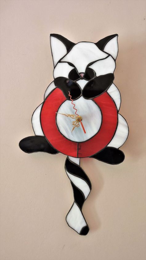 Stained glass cat clock. Cat Mosaic, Stained Glass Cat, Animal Clock, Cat Clock, Glass Cat, Glass Mosaic Art, Stained Glass Projects, Stained Glass Patterns, Mosaic Art