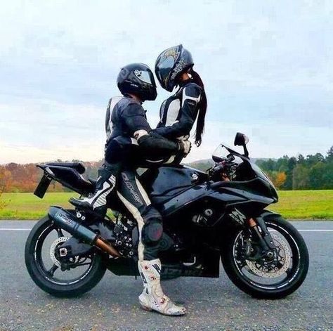 Couple Moto, Couple Motard, Motorcycle Couple Pictures, Biker Photos, Xe Ducati, Bike Couple, Biker Couple, Motorcycle Couple, Biker Photography