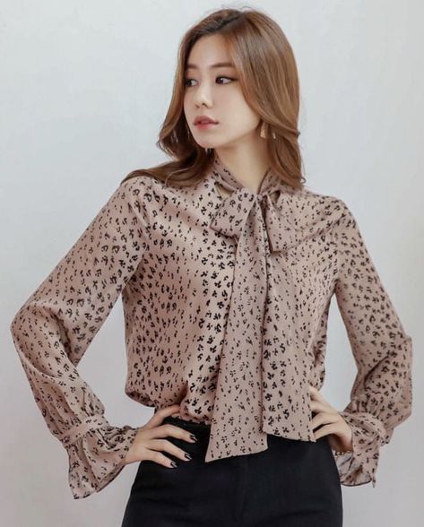 Beautiful blouses design// Beautiful ideas chiffon blouses design Casual Top Designs, Pretty Blouses For Women, Blouses For Women Casual, Chiffon Blouses Designs, New Blouse Designs, Leopard Blouse, Ladies Blouse Designs, Business Outfits Women, Fashion Tops Blouse