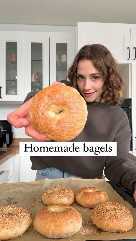 Maya // vegan recipes | HOMEMADE BAGELS 🥯 I love making a batch of bagels every other week and popping them in the freezer to have the best bagels on the hand... | Instagram Making Bagels, Bagel Recipe Easy, Vegan Bagel, Vegan Plan, Masterchef Recipes, Vegan Recepies, Vegetarian Comfort Food, Best Bagels, Homemade Bagels