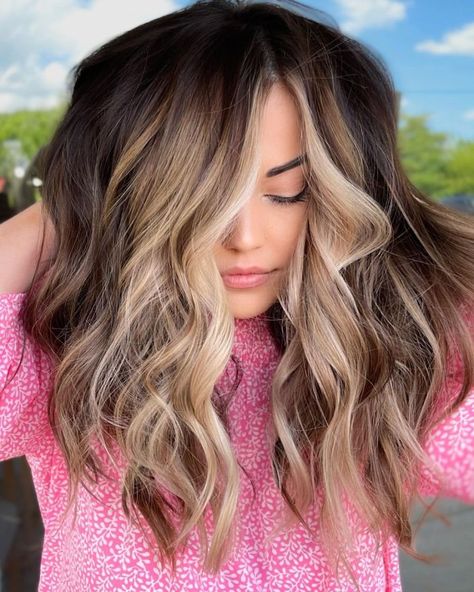 Bronde Front Highlights and Blonde Money Piece Money Piece Highlights, Blonde Money Piece, Money Piece Hair, V Shaped Haircut, Piece Highlights, Dimensional Blonde, Money Piece, Dark Roots Blonde Hair, Bright Blonde