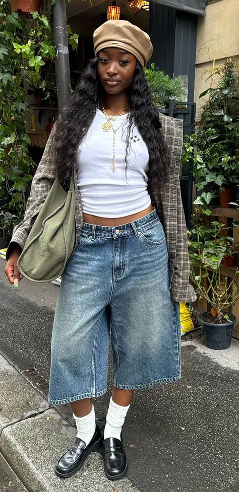 Jean Jorts Outfit Women, Cargo Shorts Outfits Women Y2k, Fall Street Style 2023, Rihanna Concert Outfit, Blockette Core Outfits, Mid Size Street Style, Womens Style Inspiration, How To Style Wide Leg Jeans, Elevated Streetwear