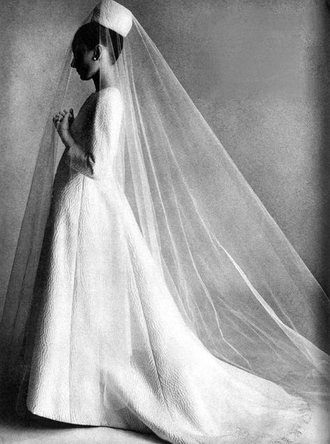 Audrey Hepburn, in a Givenchy wedding gown, 1964. Image by Irving Penn. 1960 Wedding, Audrey Hepburn Wedding Dress, Audrey Hepburn Wedding, Vintage Weddingdress, 1960s Wedding, Fashion Bride, Bridal Design, Iconic Weddings, Wedding Wonderland