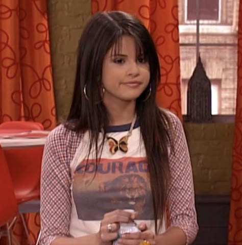 Selena Gomez 2000s Aesthetic, Selena Gomez Early 2000s, Selena Gomez Layered Hair, Alex Russo Hair, Alex Russo Aesthetic, Alex Russo Outfits, Selena Gomez Icons, Selena Gomez Hair, Wizards Of Waverly