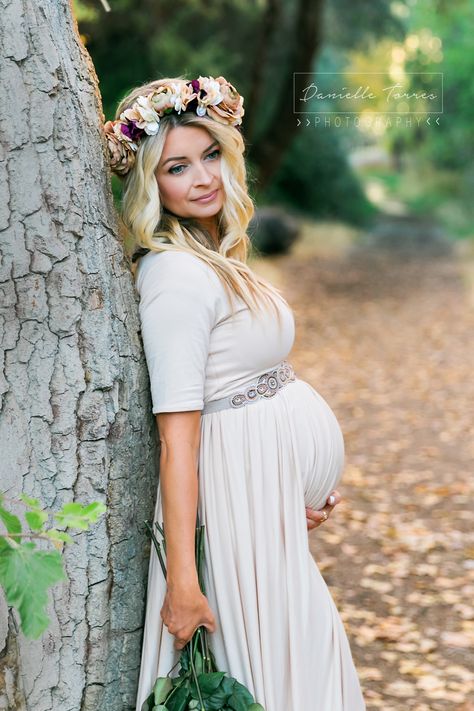 Danielle Torres Photography - Romantic flower crown Maternity Photo Shoot - Maternity photos - Maternity Pose Crown Photoshoot, Parents Photography, Trips Abroad, Baby Bump Photoshoot, Lighting Hacks, Maternity Photography Poses Outdoors, Photoshoot Maternity, Flowers Crown, Maternity Photography Outdoors