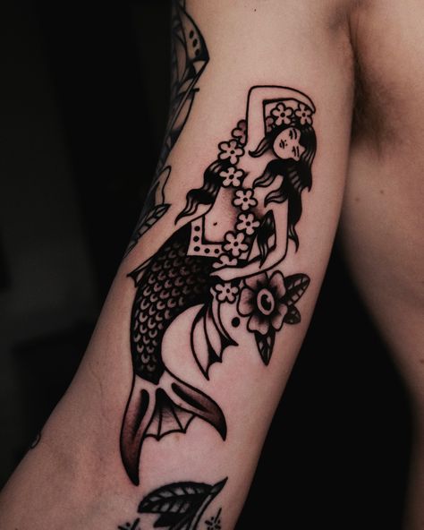 Mermaid for Ben ! Thanks man !! Done at @heavyblackttt Traditional Style Mermaid Tattoo, Trad Mermaid Tattoo, Mermaid Tattoo Traditional, American Traditional Mermaid Tattoo, Mermaid Traditional Tattoo, Traditional Mermaid, Traditional Mermaid Tattoos, Siren Tattoo, Mermaid Tattoo Designs