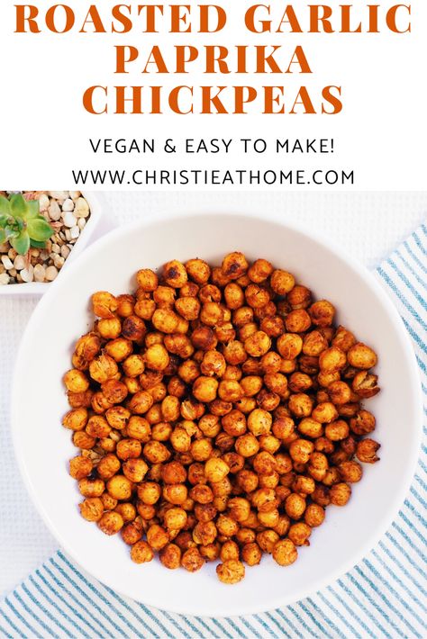 Roasted Garlic Paprika Chickpeas. Delicious, flavourful, crunchy little morsels of snack heaven! They're also very easy to prepare! Golden Spice Chickpeas, Roasted Chickpeas Snack, Roasted Chickpeas Recipe, Flavored Chickpeas, Beans Baked, Vegan Chickpea Recipes, Chickpea Recipes Roasted, Black Peas, Chickpea Snacks