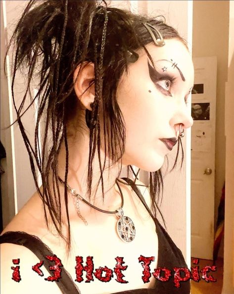 Mall Goth Hair, Mall Goth Makeup, Metal Hairstyles, 90s Mall Goth, Chicas Punk Rock, Kei Visual, 90s Goth, Goth Hair, Punk Hair