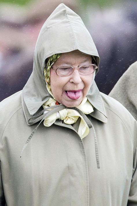 14 Hilariously Adorable Photos of the Royal Family Sticking Their Tongues Out Ratu Elizabeth, Young Queen Elizabeth, Rainha Elizabeth Ii, English Royal Family, Queen E, Reine Elizabeth Ii, Royal Family England, Reine Elizabeth, Estilo Real