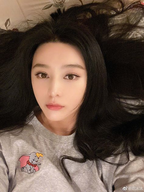 Fan Bingbing poses for photo shoot | China Entertainment News Fan Bingbing, Anchorman, Christy Turlington, Poses For Photos, Chinese Actress, Entertainment Industry, Entertainment News, Photo Shoot, Latest News