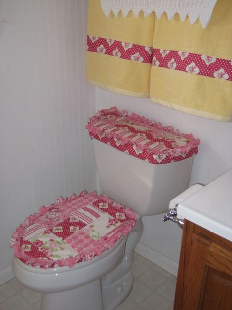 BEAUTIFUL BATHROOM SET TUTORIAL BY MARIE-MADELINE STUDIO. Bathroom Sewing Ideas, Toilet Lid Cover Diy, Toilet Paper Covers Fabric, Skirted Toilet One Piece, Barbie Toilet Paper Cover, Toilet Seat Cover Pattern, Toilet Tank Covers, Toilet Seat Lid Cover, Toilet Tank Cover