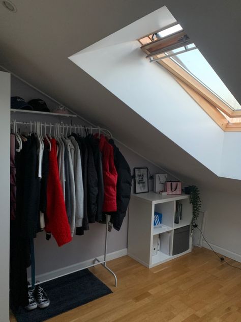 Attic Room Minimalist, Small Slanted Ceiling Bedroom Ideas, Tilted Roof Bedroom, Room Inspo Attic, Loft Bedrooms Ideas, Roof Room Bedroom, Roof Room Ideas, Small Slanted Ceiling Bedroom, Sloping Roof Bedroom